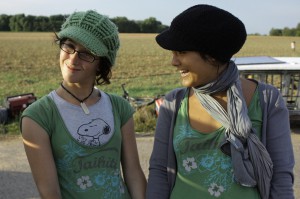 Rebecca, unsere Setrunnerin, Tanja unsere Caterin - mit Hütchen bei 35° im Schatten 'Kameradschaft Eins-Acht'